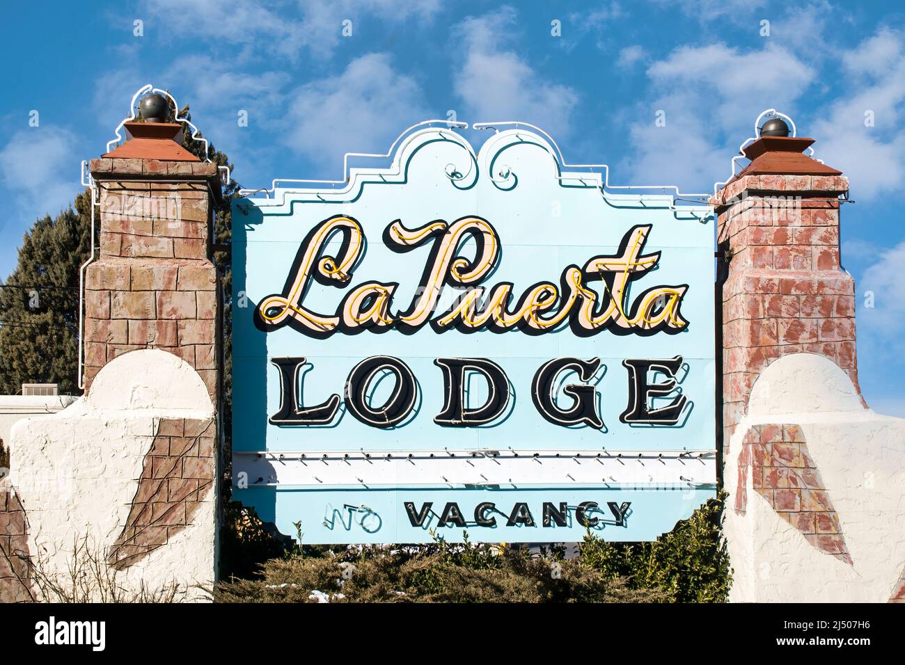 Suivez la route 66 à Albuquerque, Nouveau-Mexique, pour un motel de style vintage du sud-ouest. Banque D'Images