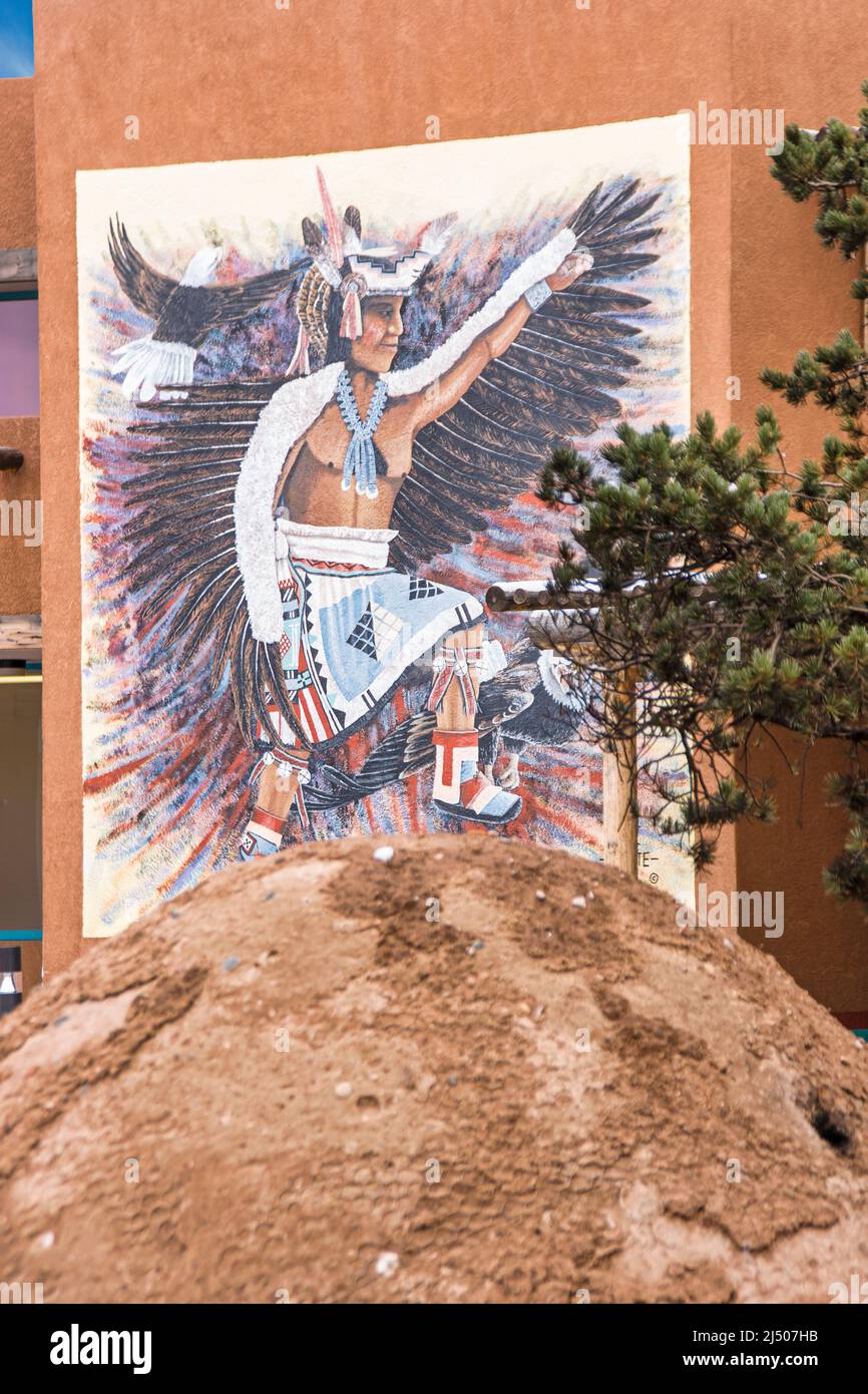 Fresque d'une danseuse indienne amérindienne au centre culturel Pueblo d'Albuquerque, Nouveau-Mexique. Banque D'Images