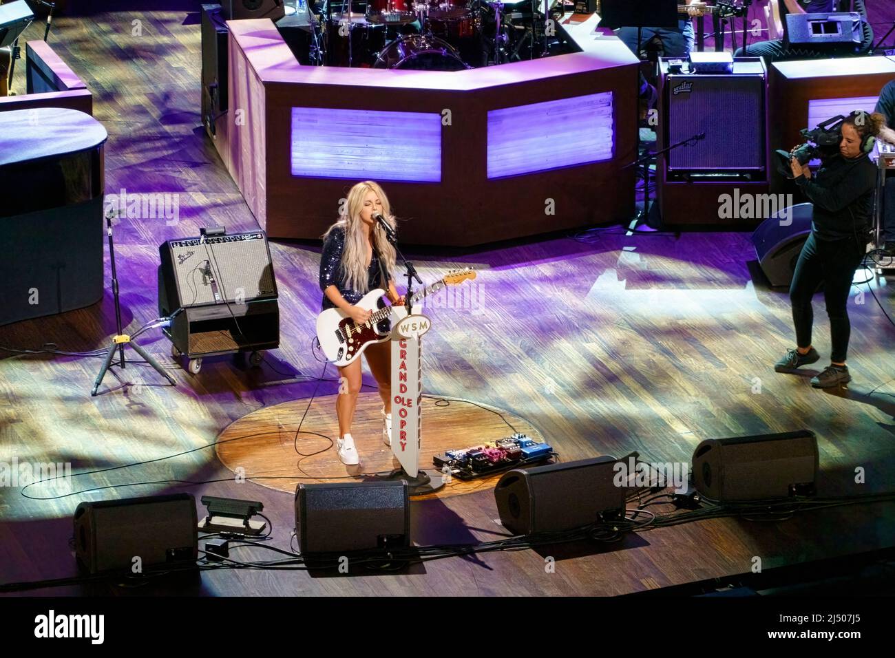 Lindsay Ell se produit sur la scène du Grand Ole Opry, qui accueille la musique country à Nashville, Tennessee. Banque D'Images