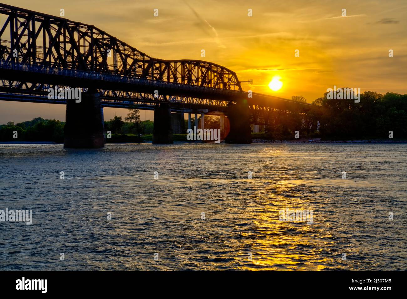 Le soleil se couche sur la rive de l'Arkansas par le pont Harahan sur le fleuve Mississippi par Memphis, Tennessee. Banque D'Images