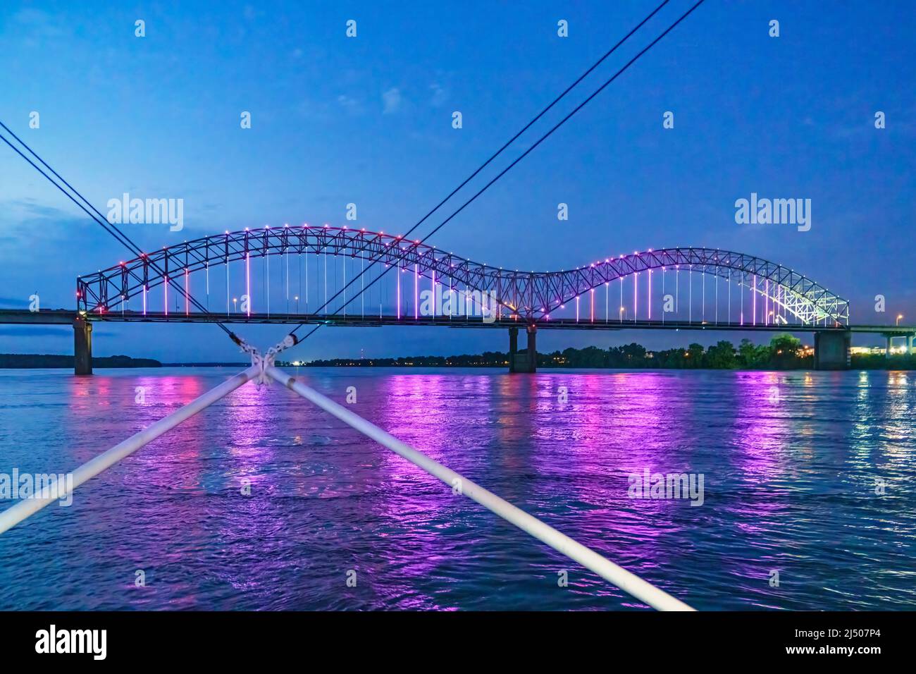 Le reflet nocturne du pont Hernando de Soto vu au crépuscule depuis la croisière de la Memphis Queen sur le fleuve Mississippi dans le Tennessee. Banque D'Images