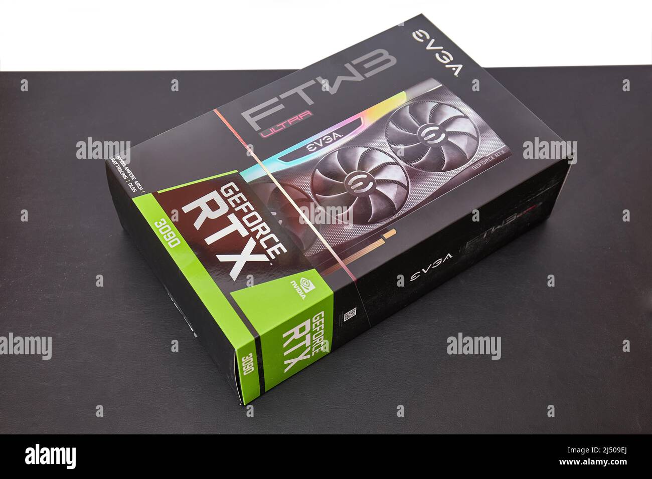 Boîtier GPU EVGA GeForce RTX 3090 Nvidia sur un bureau Banque D'Images