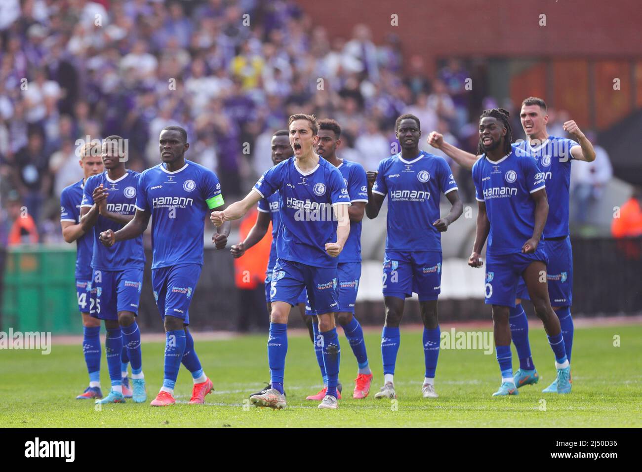 Bruxelles, Belgique. 18th avril 2022. Les joueurs de Gent célèbrent après le match final de la coupe Croky 2022 entre KAA Gent et RSC Anderlecht, à Bruxelles, Belgique, le 18 avril 2022. Credit: Zheng Huansong/Xinhua/Alay Live News Banque D'Images