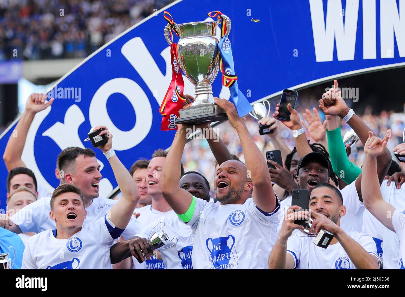 Bruxelles, Belgique. 18th avril 2022. Les joueurs de Gent célèbrent avec la coupe récompensée après le match final de la coupe Croky 2022 entre KAA Gent et RSC Anderlecht, à Bruxelles, Belgique, le 18 avril 2022. Credit: Zheng Huansong/Xinhua/Alay Live News Banque D'Images