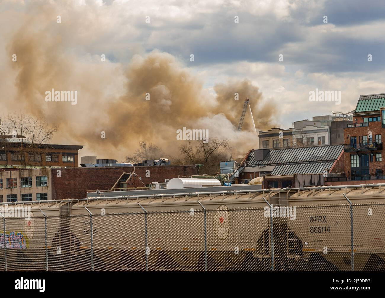 Plus de 70 pompiers ont éteint un grand incendie de l'hôtel Winters à Gastown, un bâtiment à usage mixte de briques du patrimoine vieux de 115 ans-avril 4,2022-Vancouver (C.-B.) Banque D'Images