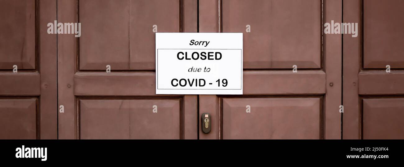 L'affiche devant le bureau est temporairement fermée. Signez le coronavirus dans le magasin Banque D'Images