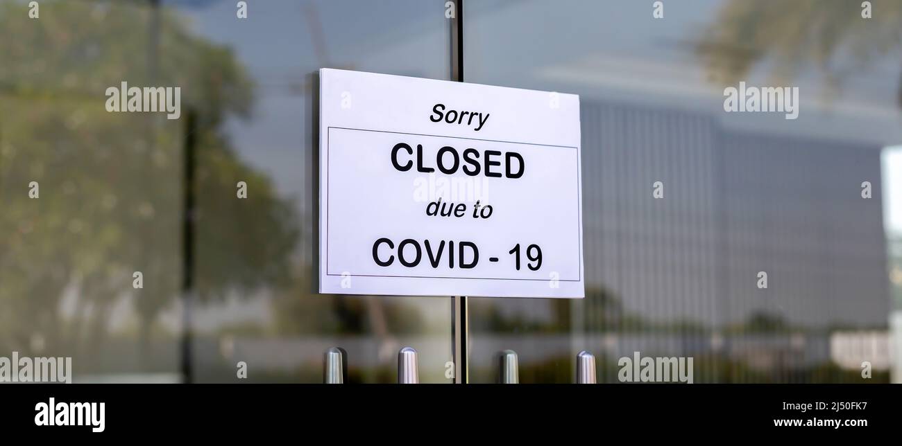 L'affiche devant le bureau est temporairement fermée. Signez le coronavirus dans le magasin Banque D'Images