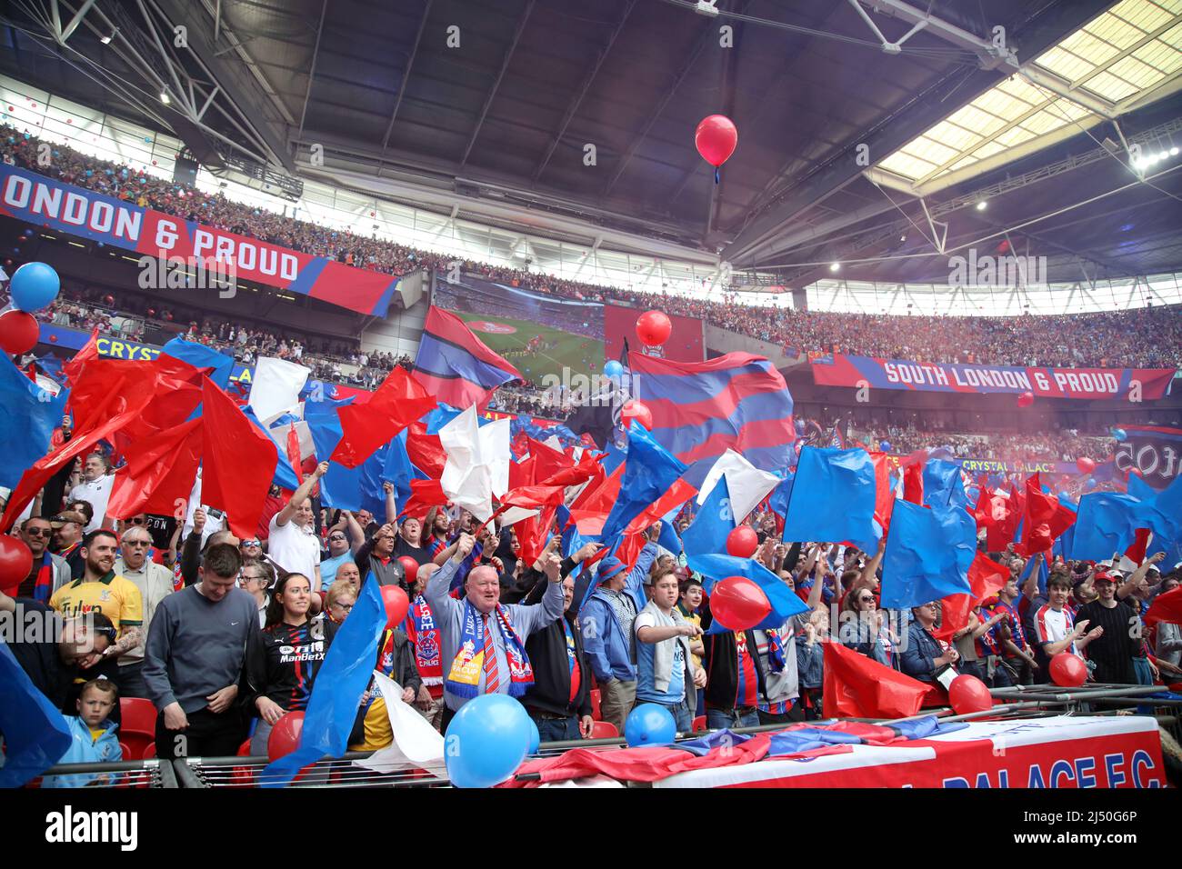 Londres, Royaume-Uni. 17th avril 2022. Les fans du Palace à la demi-finale de la coupe Emirates FA de Chelsea et Crystal Palace au stade Wembley, Londres, Royaume-Uni, le 17th avril 2022. Crédit : Paul Marriott/Alay Live News Banque D'Images