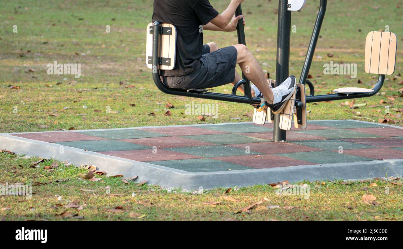 Homme exercice ses jambes avec l'équipement d'exercice, à l'extérieur. Copier l'espace. Banque D'Images