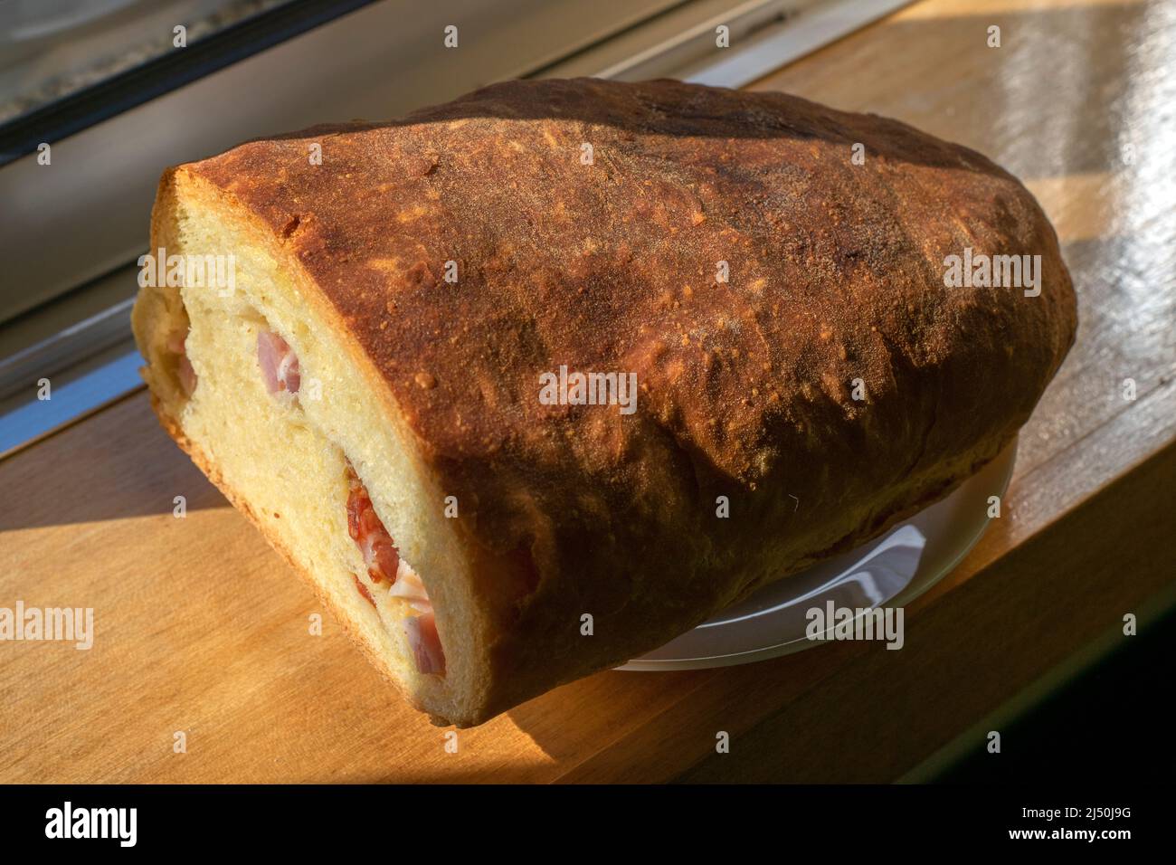 Pain traditionnel portugais de Pâques avec chorizo ​​and bacon typique de Trás os Montes, Montalegre connu sous le nom de Folar da Páscoa. Tapas portugaises. Banque D'Images