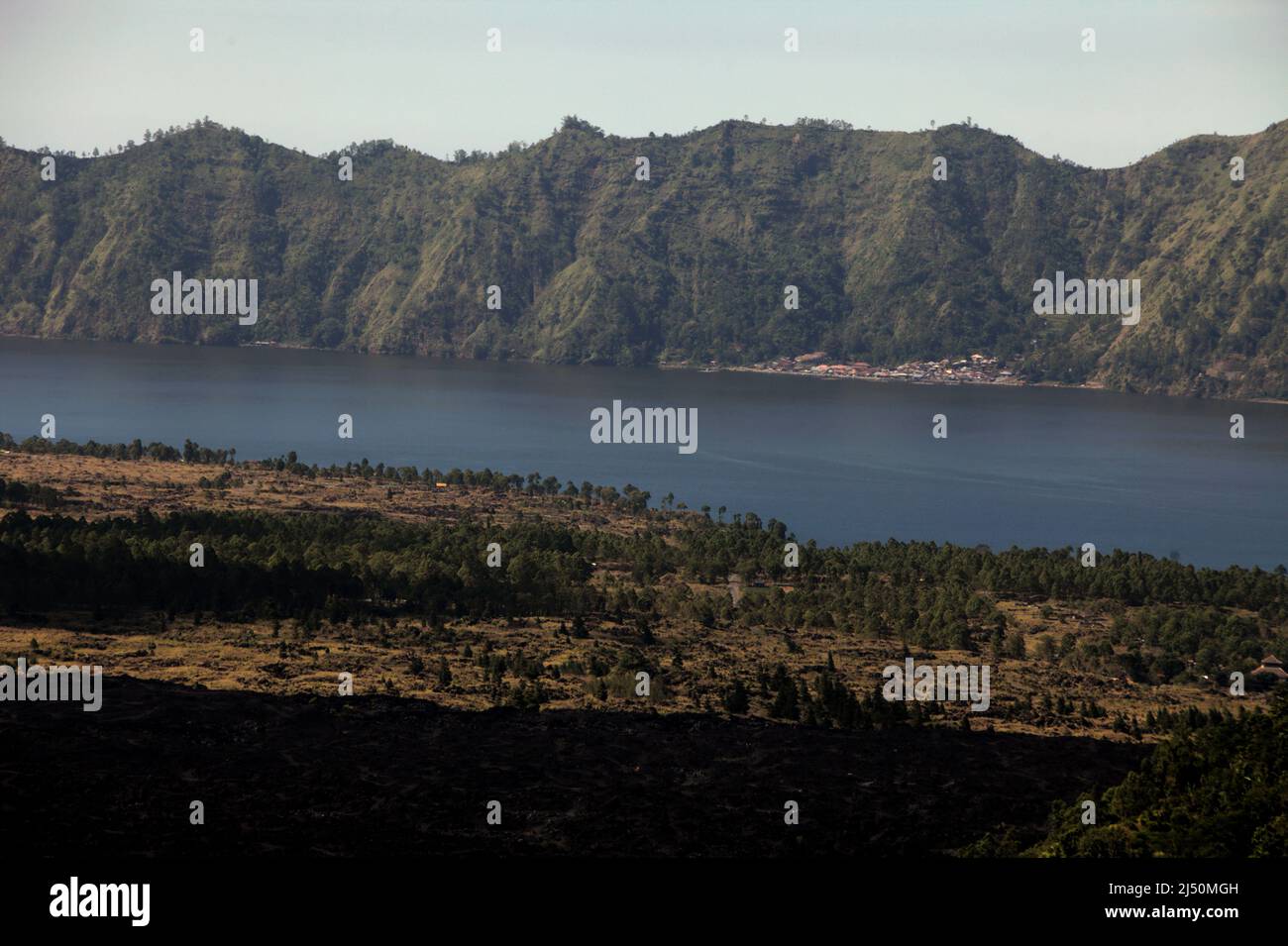 Le lac Batur est vu de Kintamani, Bangli, Bali, Indonésie. Le lac Batur est l'un des quatre lacs, avec Buyan, Tamblingan et Bratan, qui soutiennent la vie des Balinais. Banque D'Images