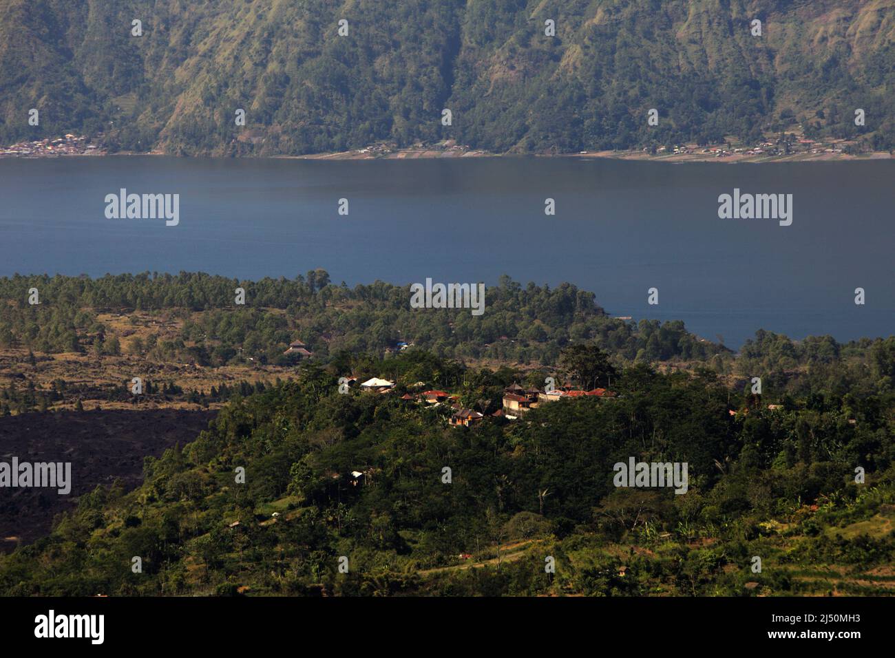Le lac Batur est vu de Kintamani, Bangli, Bali, Indonésie. Le lac Batur est l'un des quatre lacs, avec Buyan, Tamblingan et Bratan, qui soutiennent la vie des Balinais. Banque D'Images