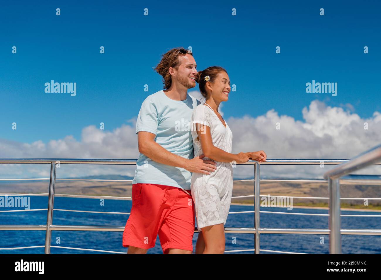 Croisière panoramique en bateau à Hawaï au coucher du soleil à Kauai. Femme asiatique et homme couple hawaïen touristes Banque D'Images