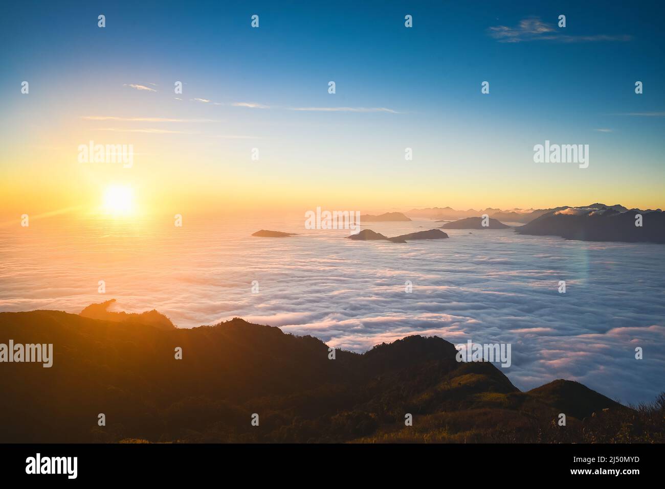 lever du soleil sur le sommet de la montagne Banque D'Images