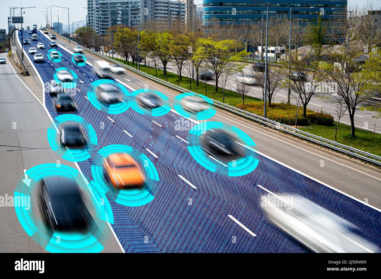 Voitures autonomes se déplaçant dans la ville. Banque D'Images