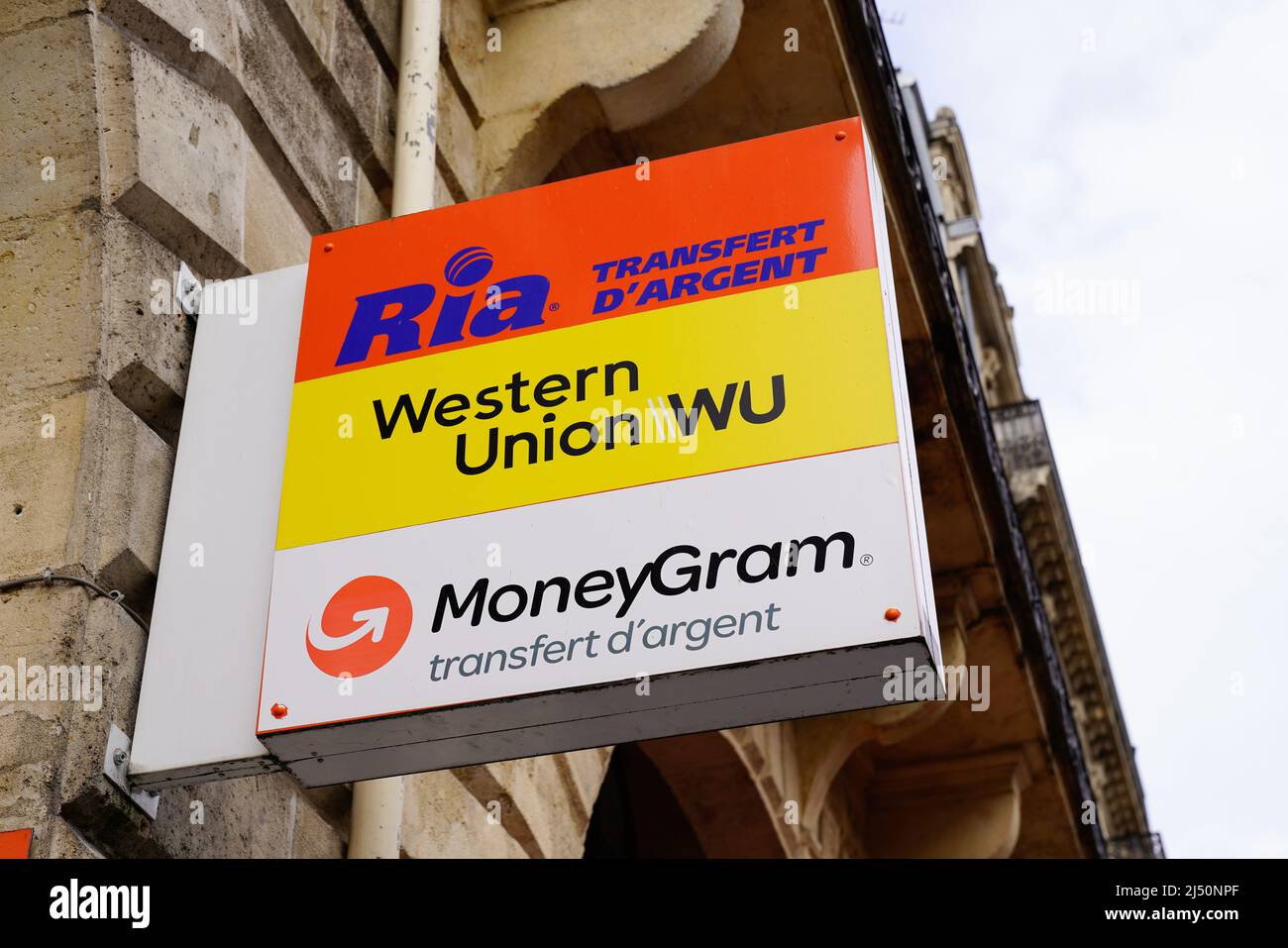 Bordeaux , Aquitaine France - 03 12 2022 : MoneyGram WESTERN Union et ria transfert d'argent signe texte et logo de marque avant de l'agence façade service Onl Banque D'Images