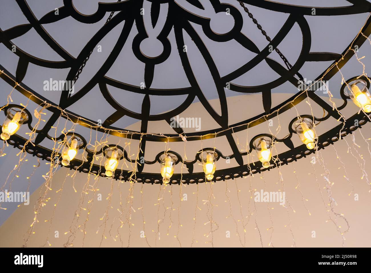 lustre en gros plan avec lumières suspendues au plafond. décoration extérieure vintage Banque D'Images