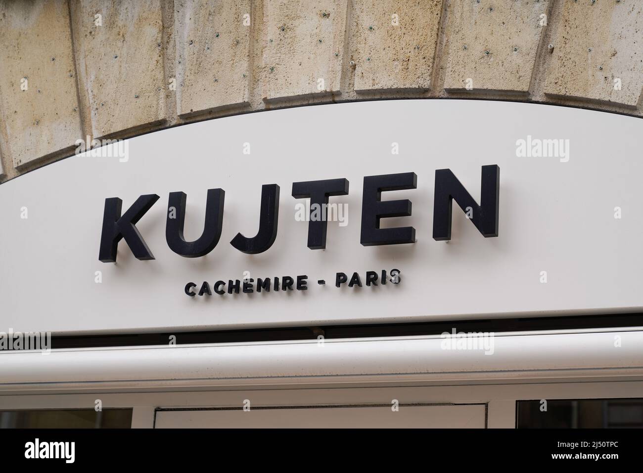 Bordeaux , Aquitaine France - 03 20 2022 : logo de boutique Kujten logo de boutique texte de la marque boutique de la Maison du Cachemire Banque D'Images