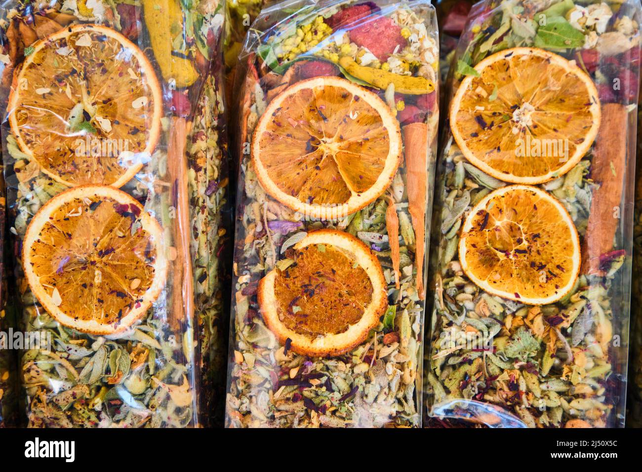 Détails, gros plan des emballages en plastique transparent, sacs remplis d'herbes d'assaisonnement, épices et tranches d'orange séchées. Au célèbre festival annuel d'herbes dans le t Banque D'Images