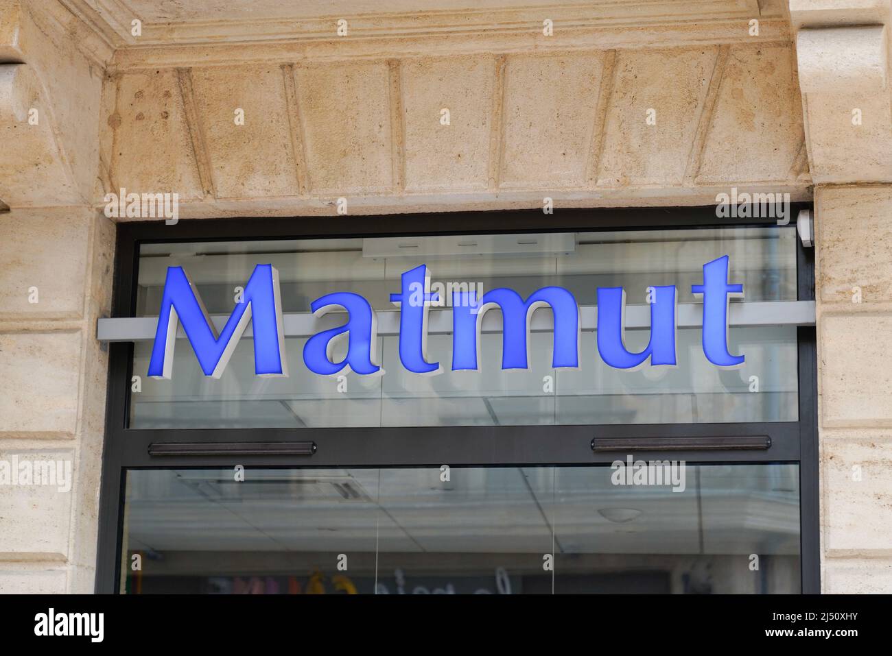 Bordeaux , Aquitaine France - 03 12 2022 : Matmut assurance agence française logo marque et texte panneau avant façade bureau magasin bâtiment boutique Banque D'Images