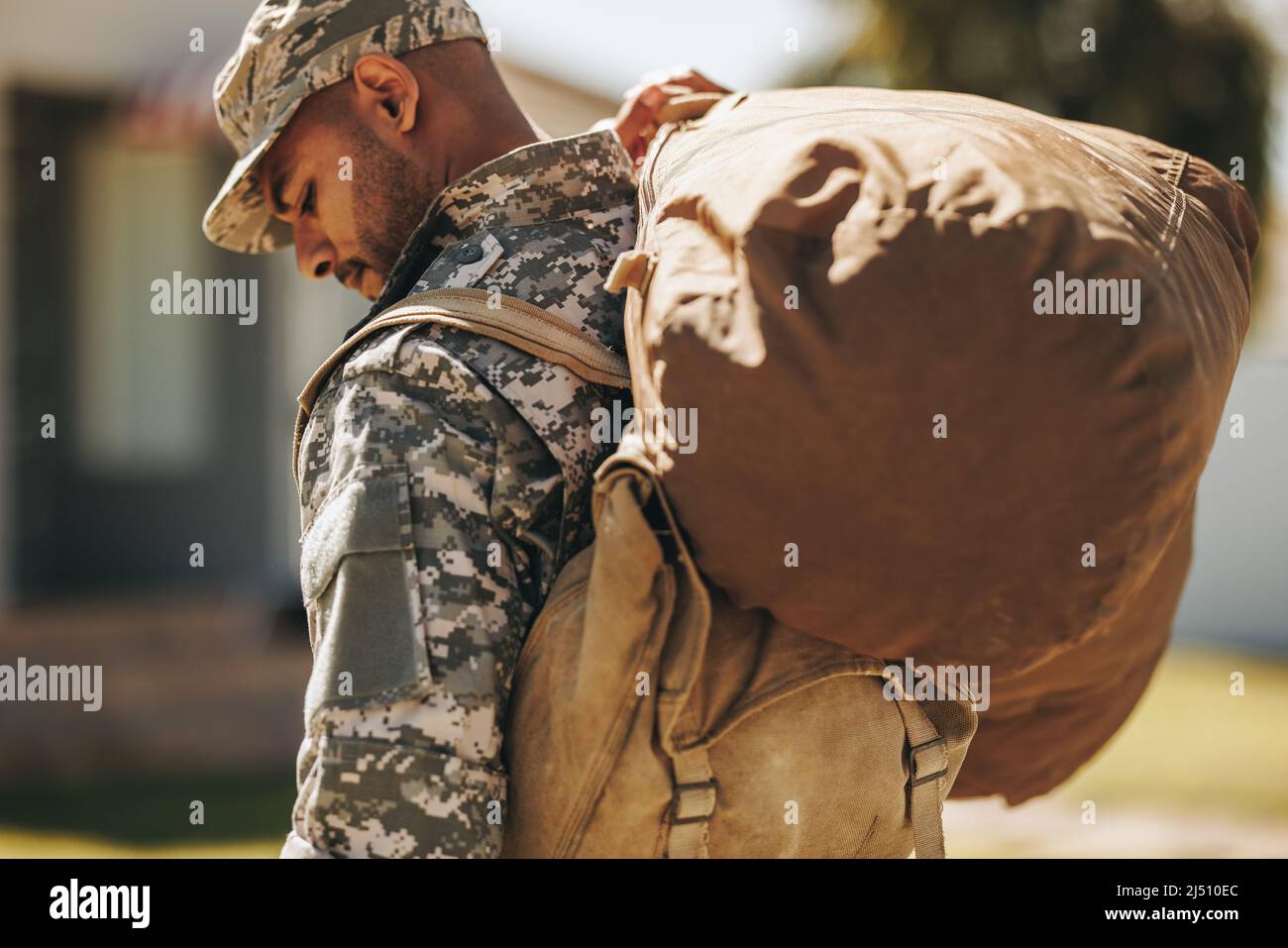Le courageux militaire porte ses bagages à l'extérieur de sa maison. Vision  d'un soldat américain patriotique qui rentre chez lui après avoir servi son  pays dans le mil Photo Stock - Alamy