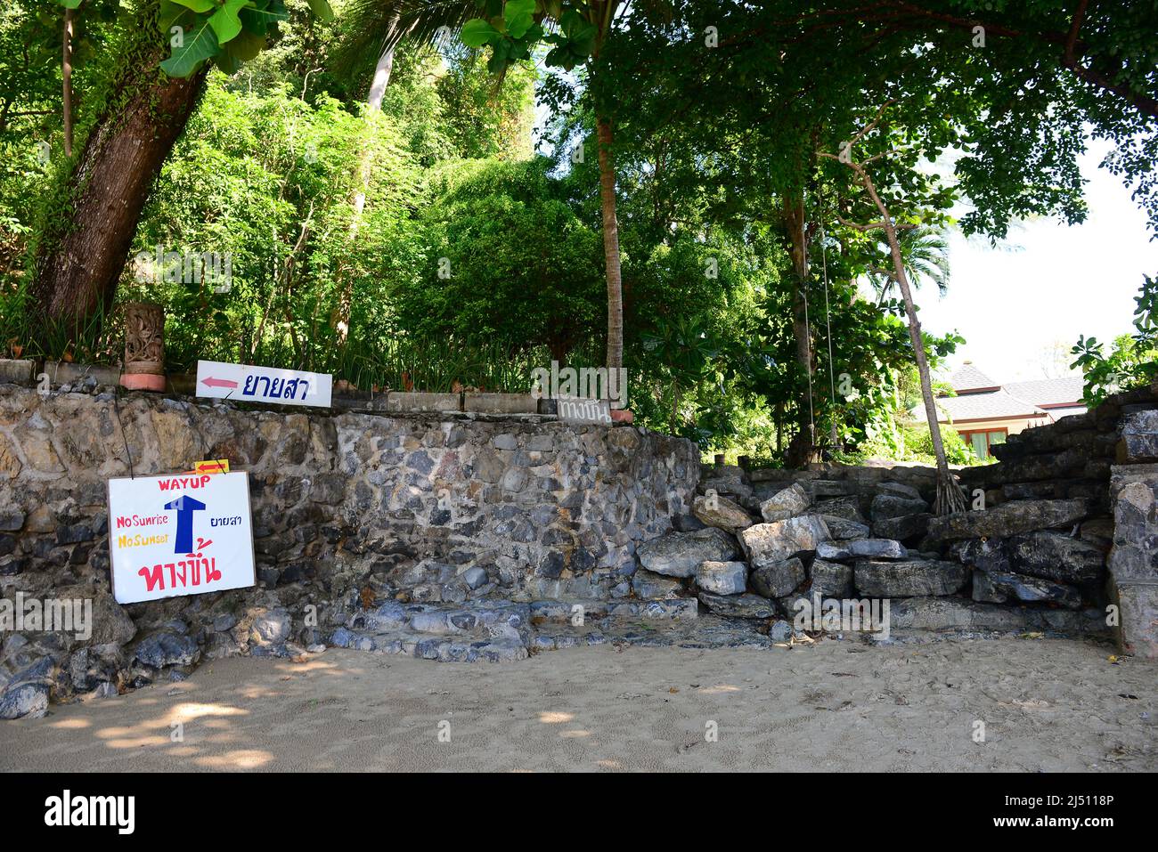 KRABI, THAÏLANDE - 26 mars 2022 : signes et flèches pointant sur le chemin, PAS DE LEVER DE SOLEIL PAS DE COUCHER DE SOLEIL PAVILLON à la plage d'Ao Nang, Krabi, Thaïlande. Banque D'Images