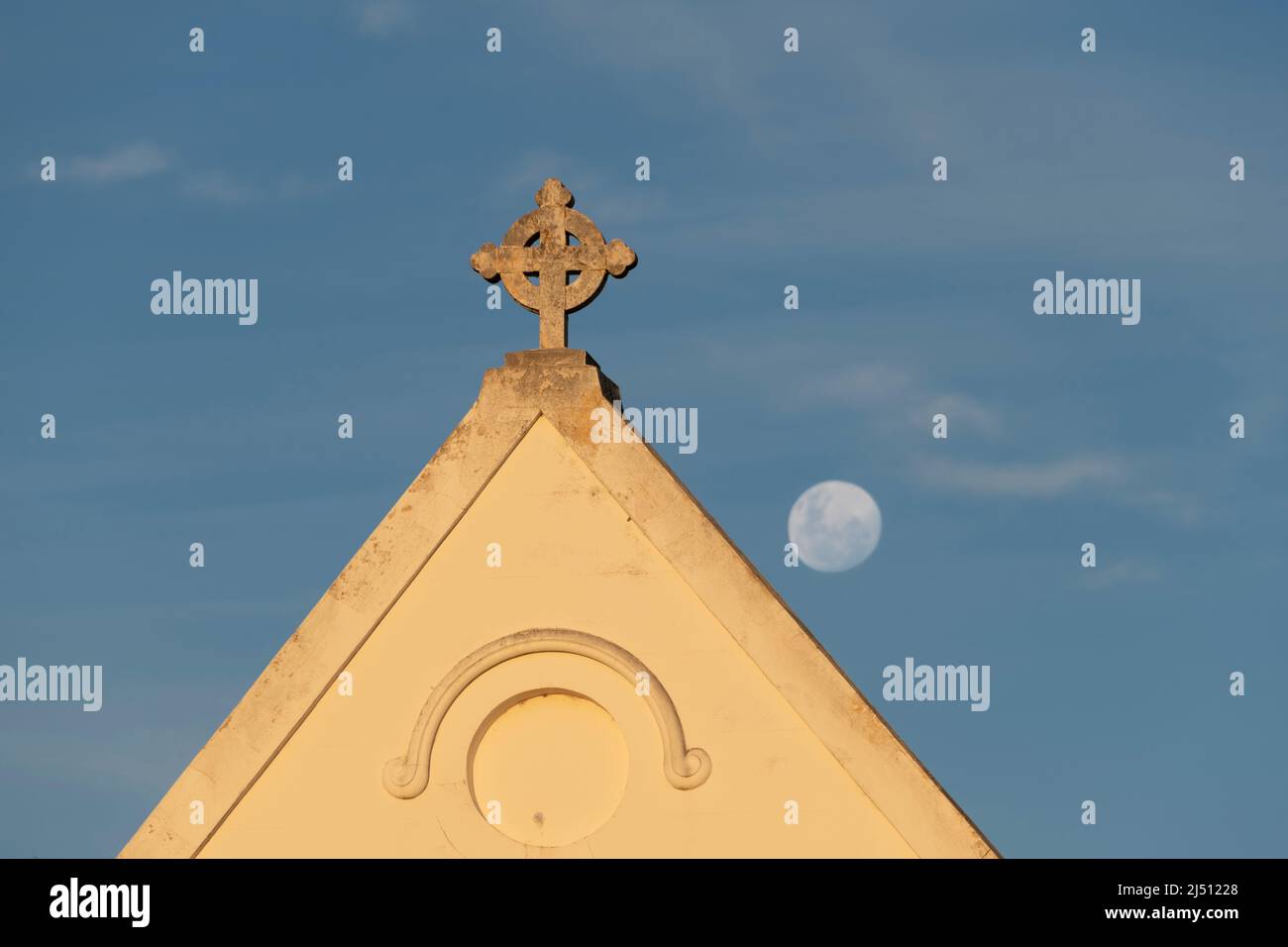 Église anglicane St Mary au crépuscule avec une lune presque complète. Banque D'Images