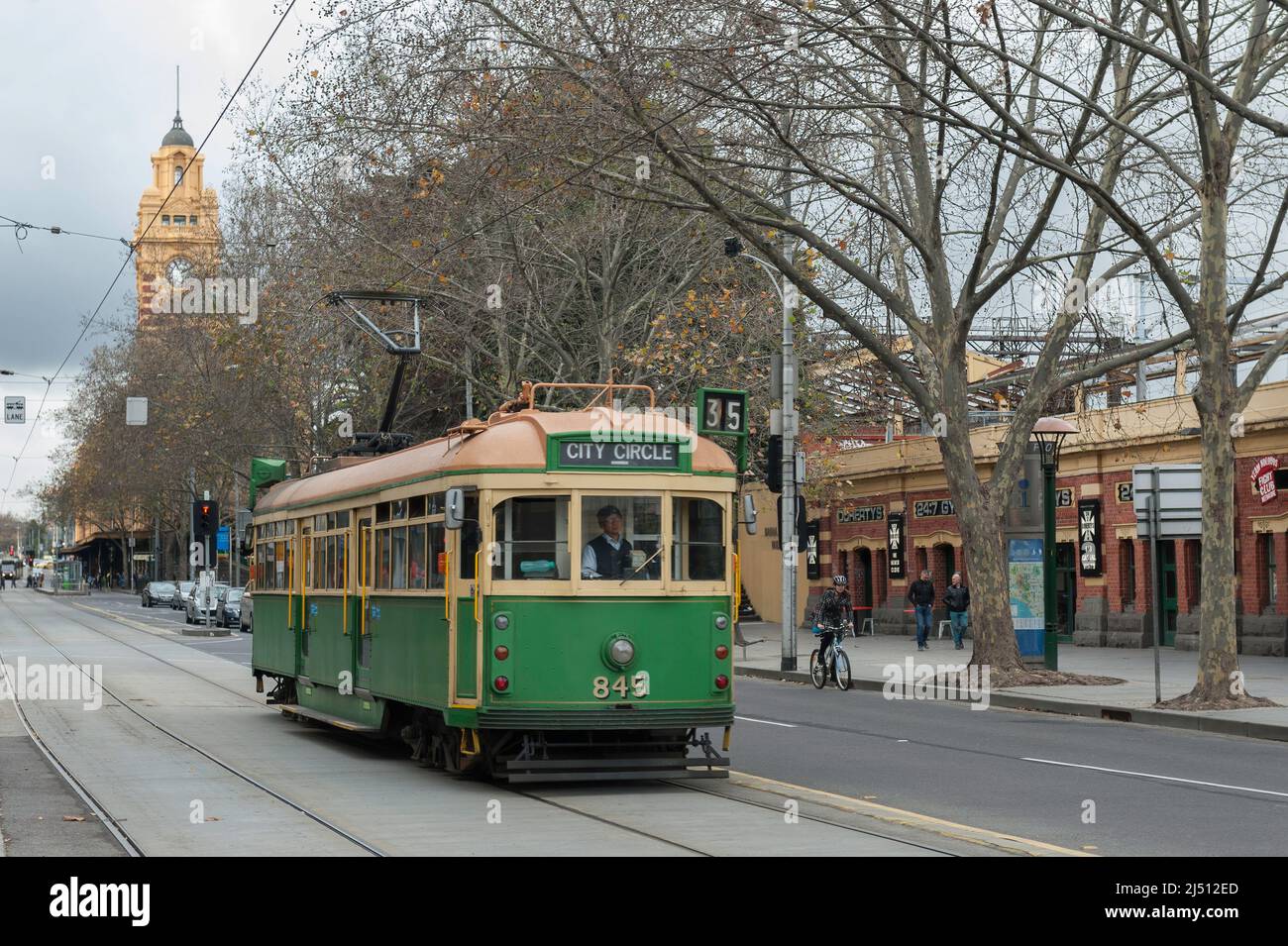 Le tram City Circle lors d'une journée froide de Winters dans le centre de Melbourne. La tour de la gare de Flinders Street est juste visible en arrière-plan Banque D'Images