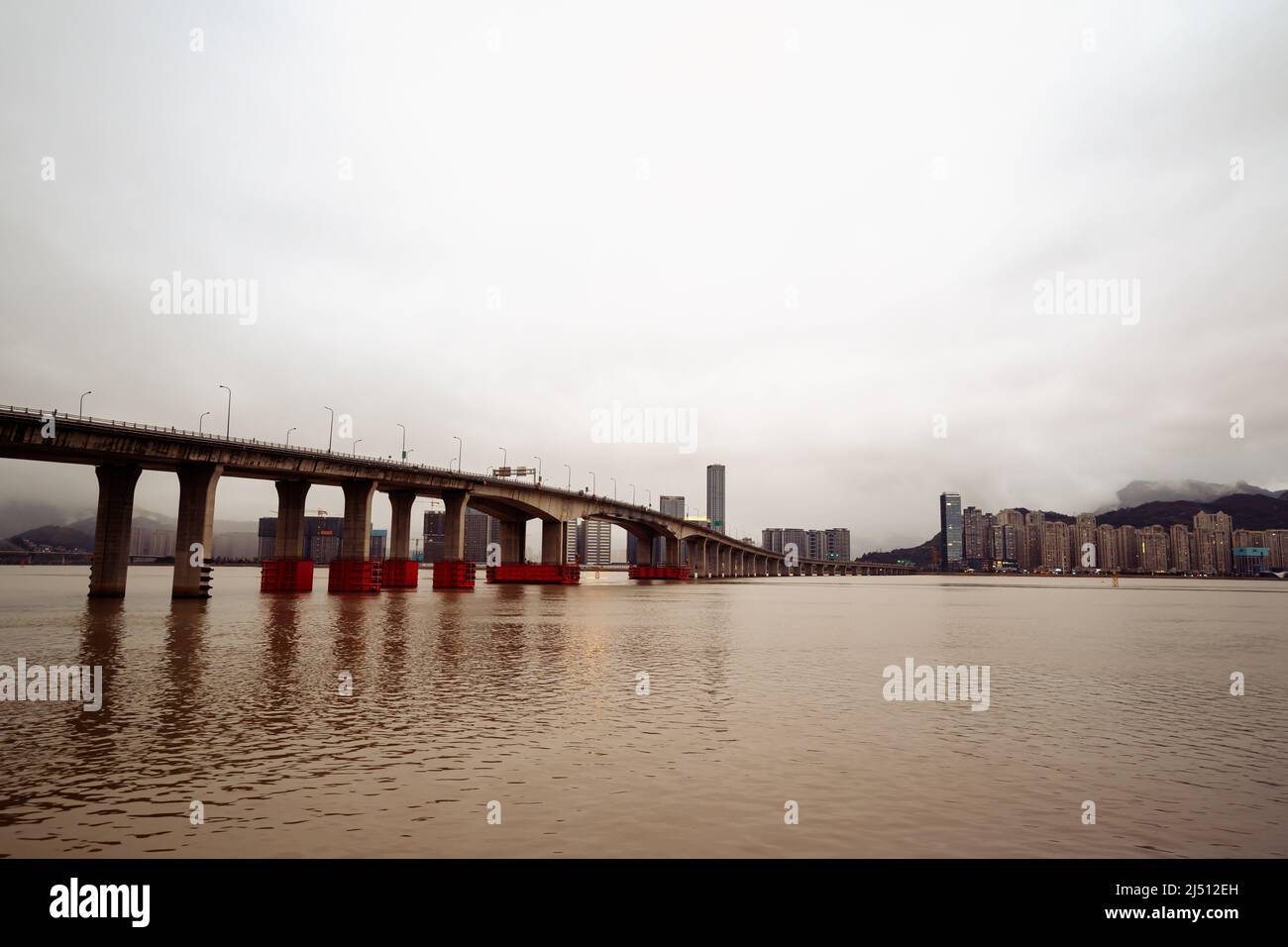 Rivière ou par un jour nuageux à Wenzhou en Chine Banque D'Images