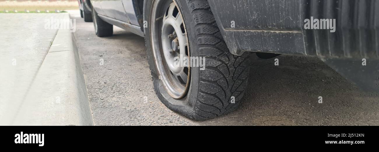 Voiture avec pneu crevé à proximité du trottoir Photo Stock - Alamy