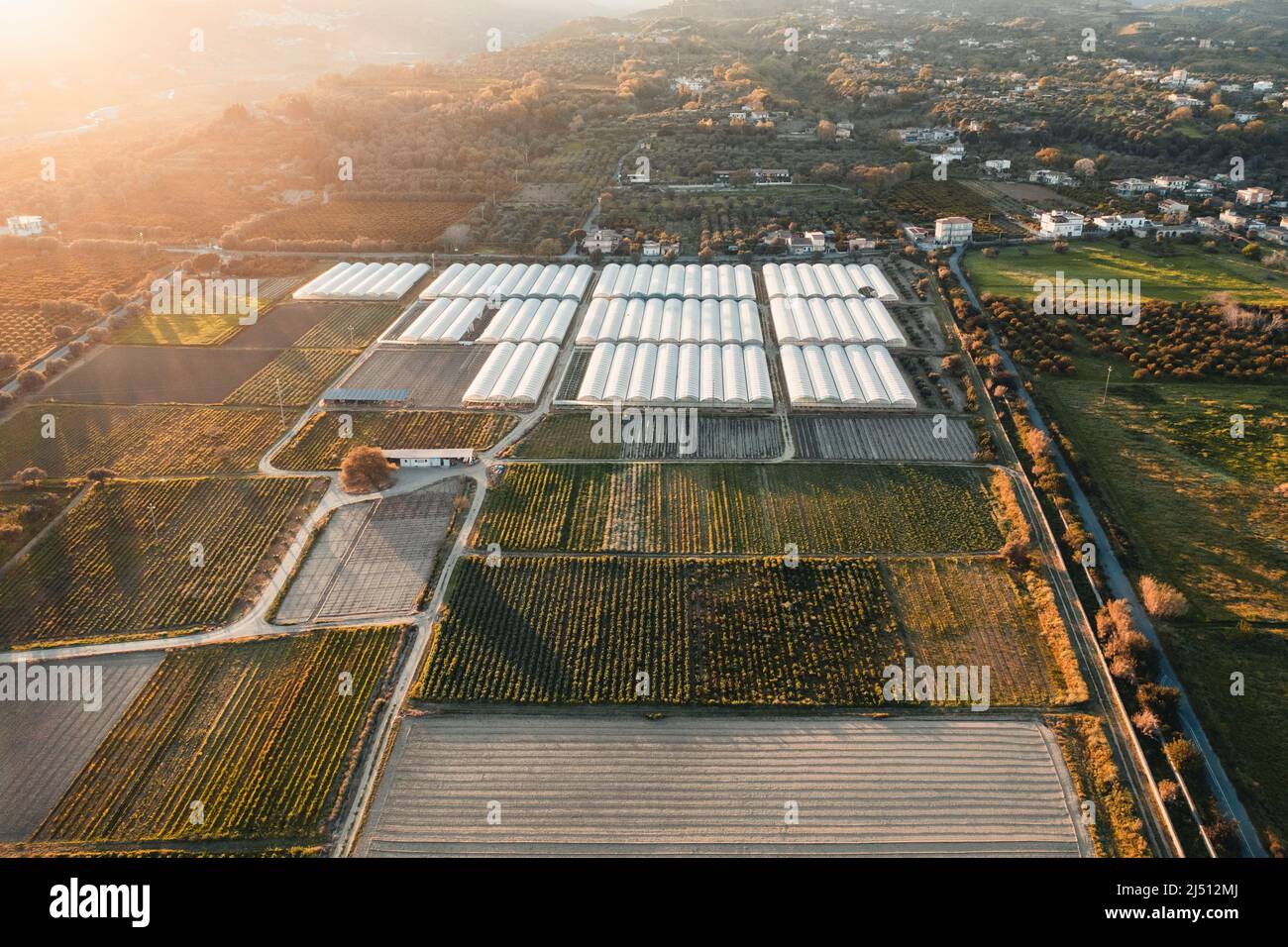 Serre à la lumière du coucher du soleil. Vue aérienne. Banque D'Images