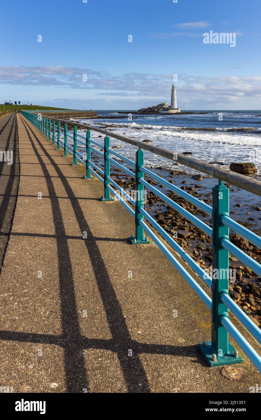 Le front de mer à Whitley Bay avec l'île de St. Mary's et son phare emblématique au loin, North Tyneside, Royaume-Uni Banque D'Images