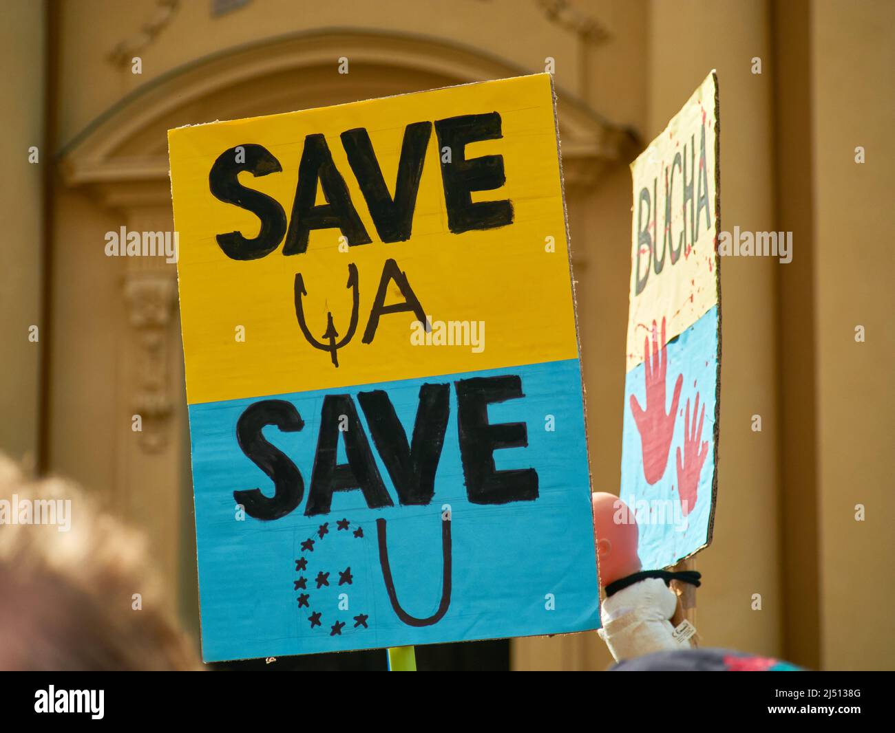 Les manifestants défilent avec des affiches sur les plus prostères contre l'agression russe. Dire Save UA, Save eu. Munich - avril 2022 Banque D'Images