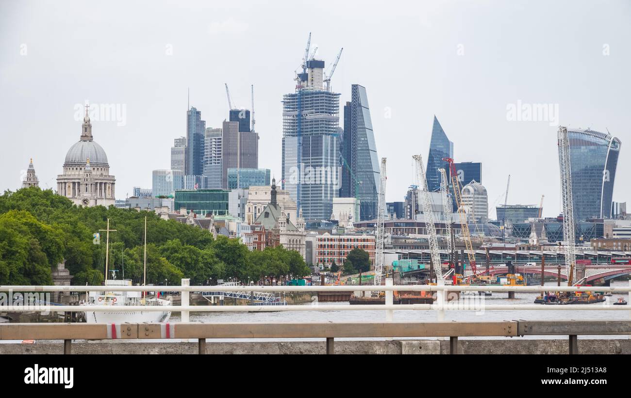 London Cityscape avec de nombreuses grues de machines et le développement Banque D'Images