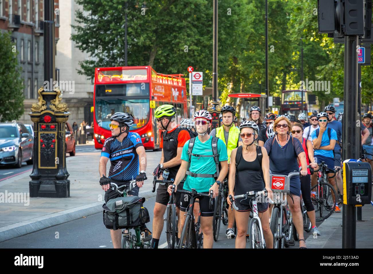 Londres, Royaume-Uni - 19 juillet 2021 - Une foule de cyclistes attendent aux feux de circulation autour de Westminster Banque D'Images