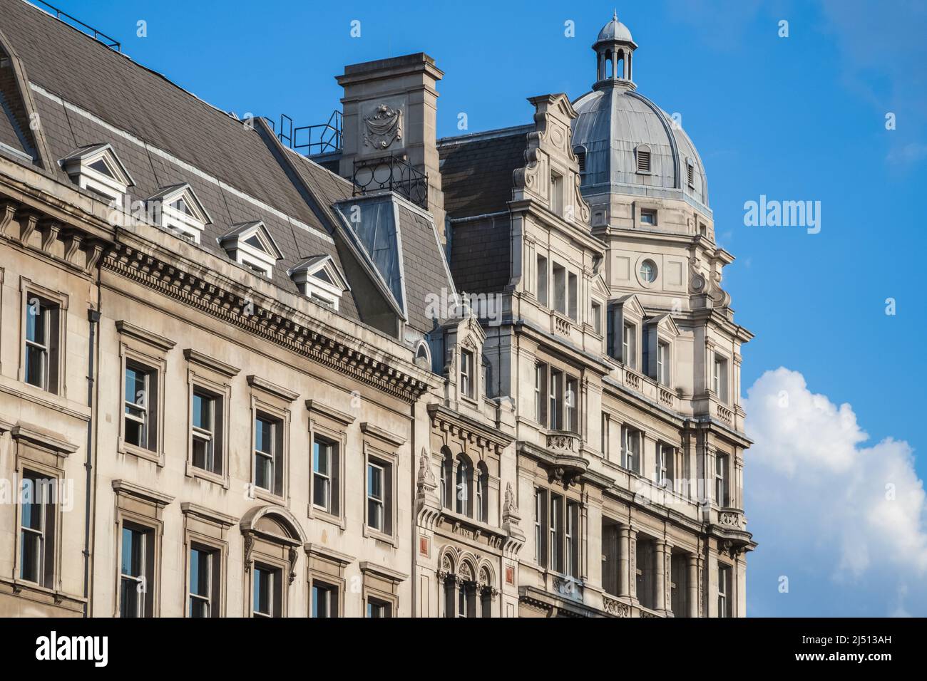 Un bâtiment d'architecture baroque édouardien avec pavillon en dôme situé sur le toit autour de la place du Parlement à Londres Banque D'Images