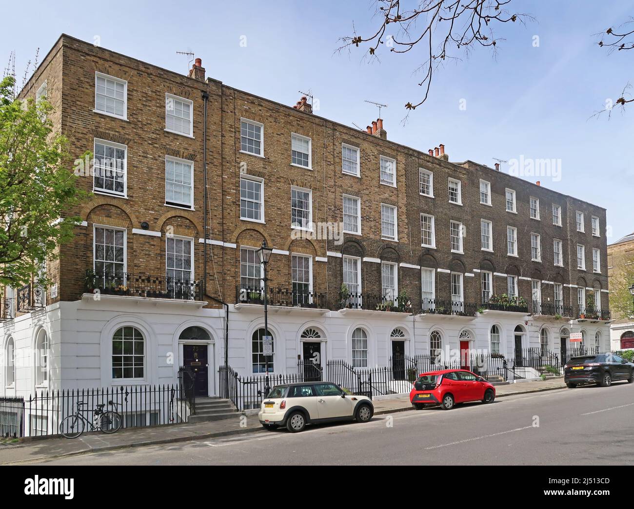 Maisons géorgiennes en terrasse sur le côté ouest de la place Myddelton, Islington. L'une des plus grandes et des plus élégantes places de jardin de Londres. Classe II Banque D'Images