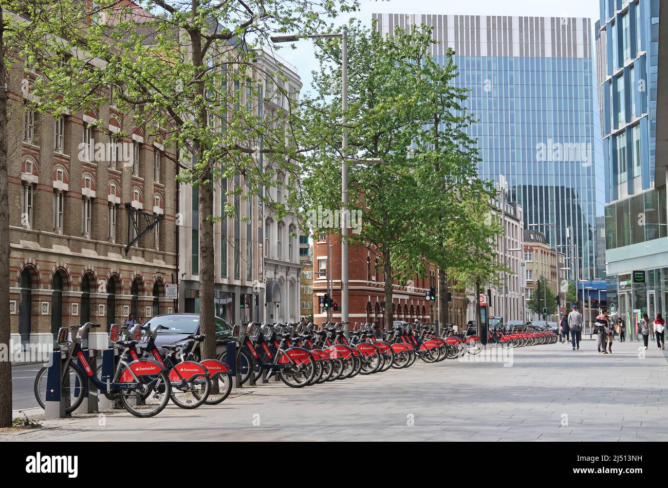 Santander loue des vélos (Boris Bikes) dans les stations d'accueil de Southwark Street, près de London Bridge à Londres, Royaume-Uni Banque D'Images