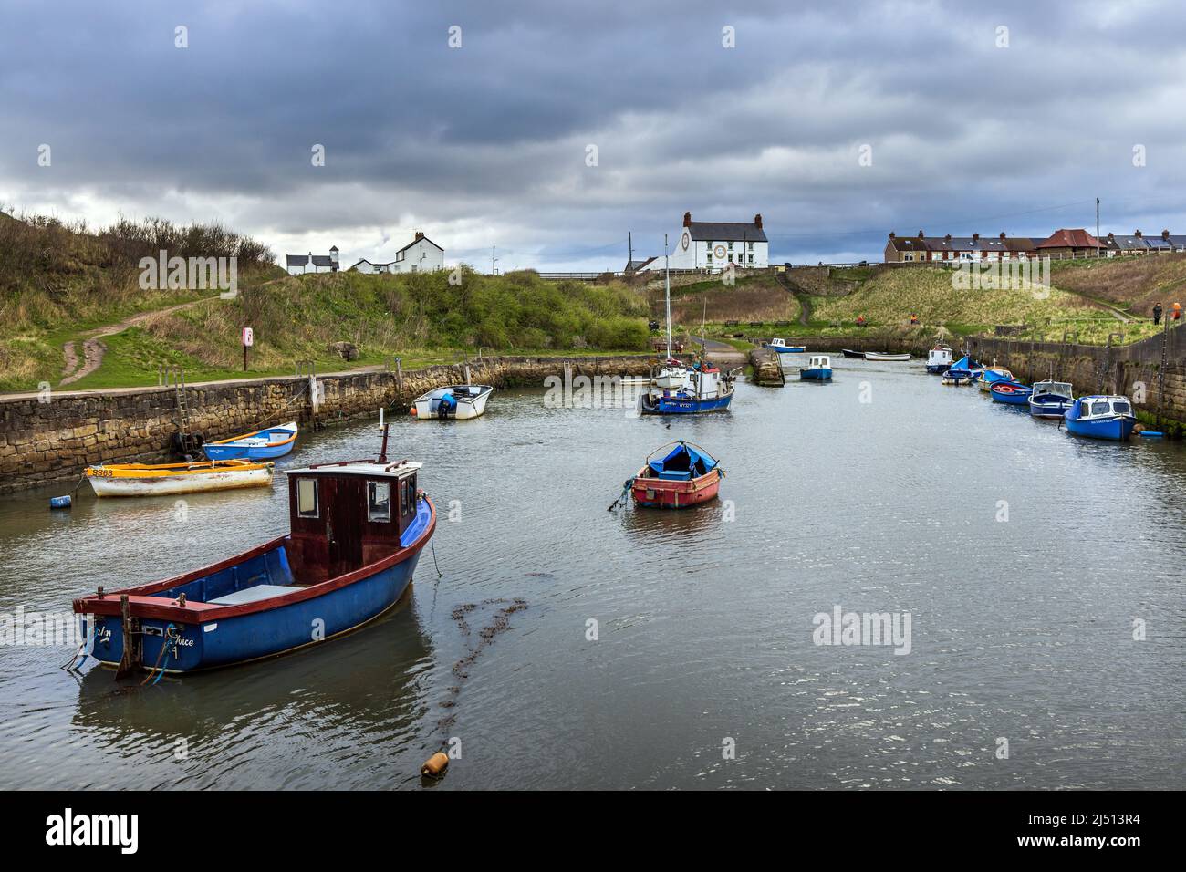 Bateaux amarrés dans le port de Seaton Sluice, un joli village de bord de mer de Northumberland, Royaume-Uni Banque D'Images