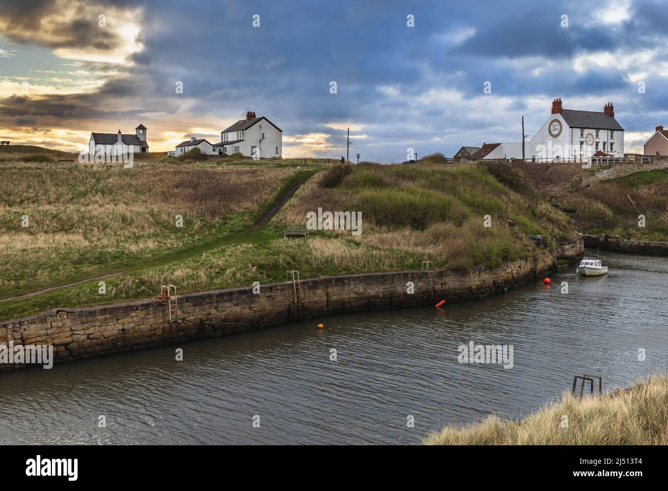 Le port de Seaton Sluice, un joli village de bord de mer de Northumberland à l'embouchure de Seaton Burn. Banque D'Images