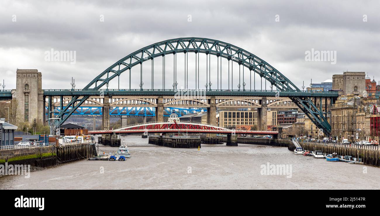La rivière Tyne, montrant le Tyne Bridge, le pont tournant et le High Level Bridge, Newcastle-upon-Tyne, Royaume-Uni Banque D'Images
