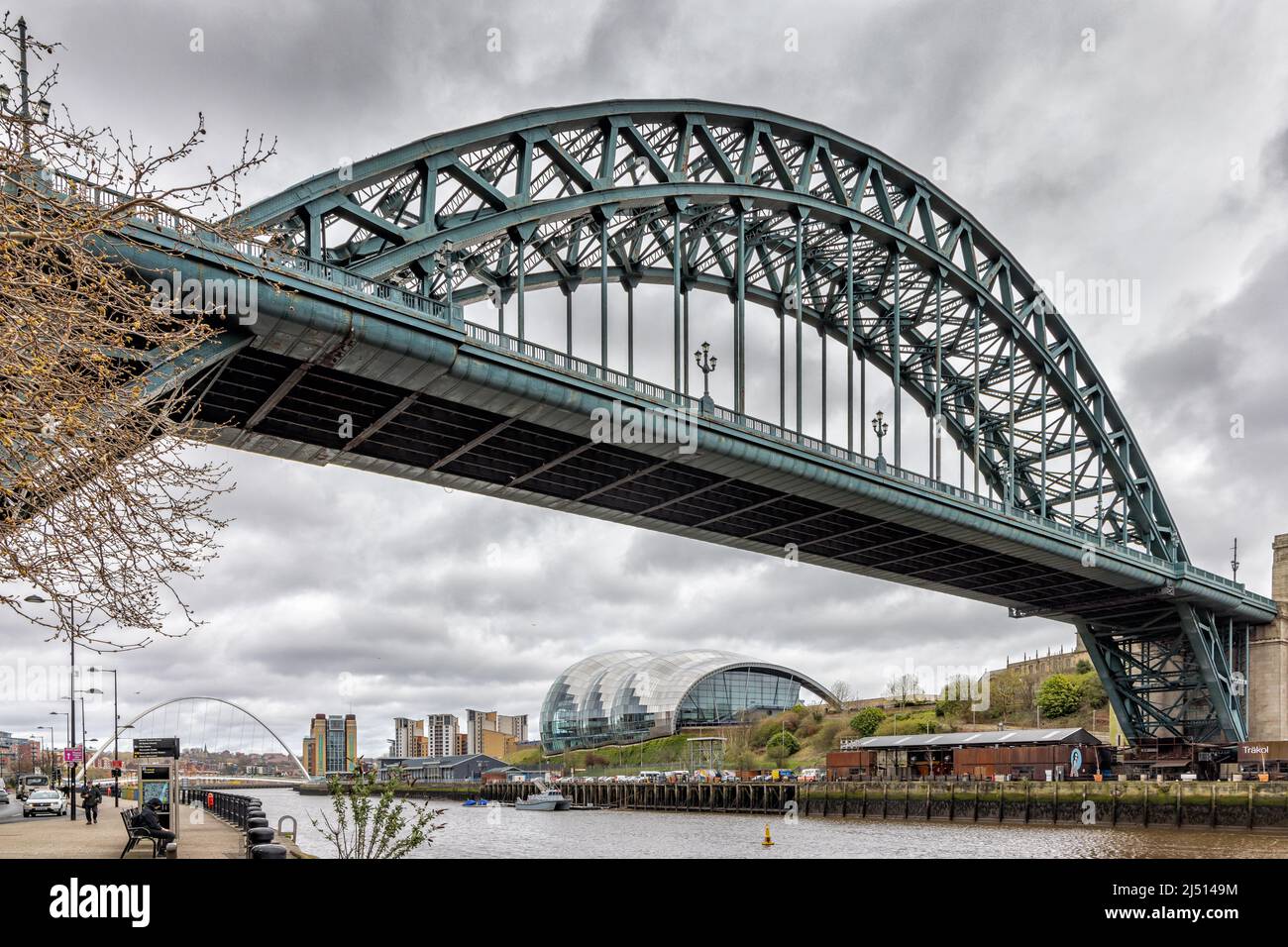Le pont Tyne, pris de Newcastle Quayside en regardant vers l'est le long de la rivière Tyne vers le Sage Gateshead et le pont Gateshead Millennium. Banque D'Images