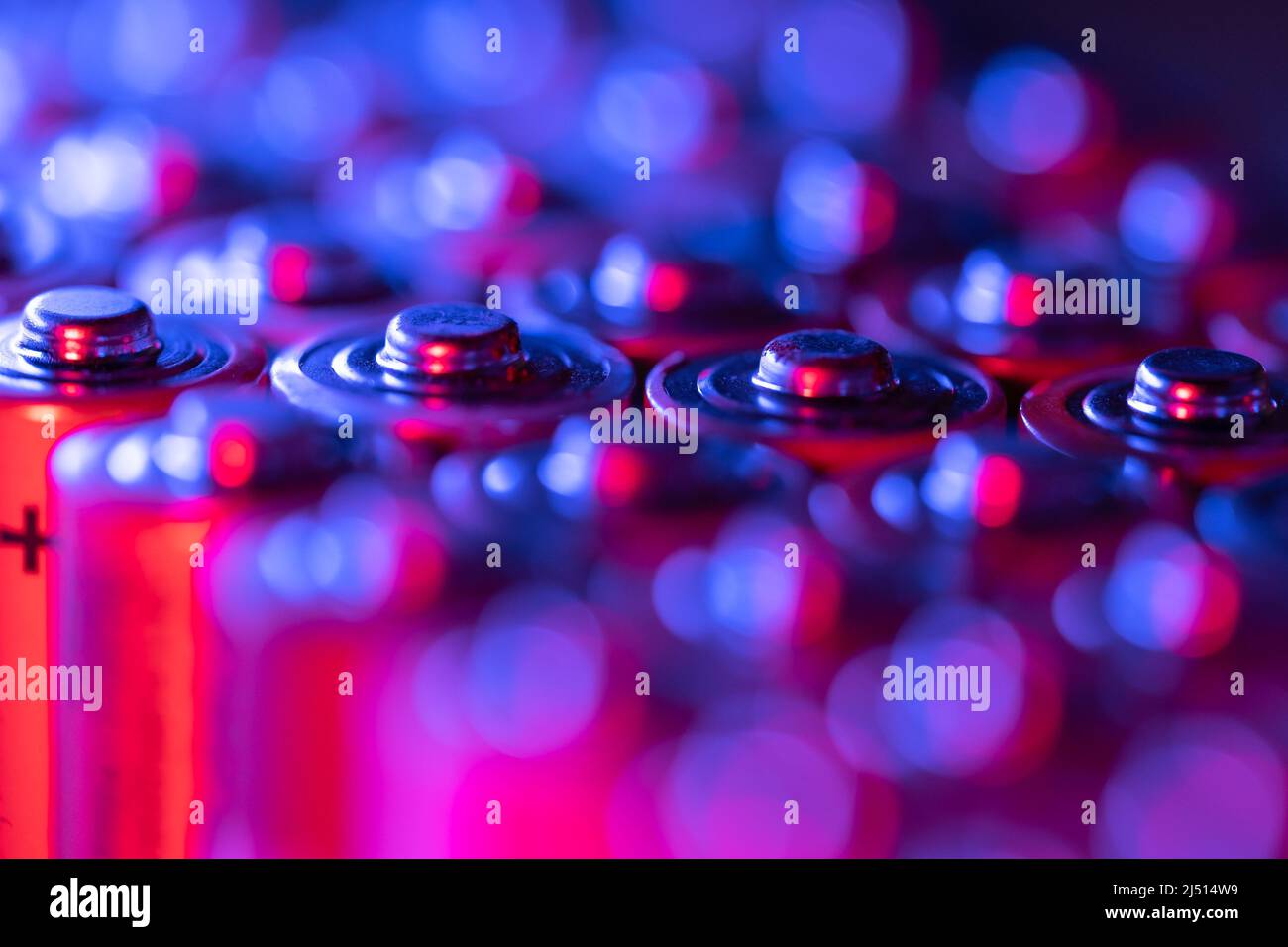 Gros plan des extrémités positives des piles déchargées, tailles AA, prise de vue macro, mise au point sélective. Batterie usagée Banque D'Images