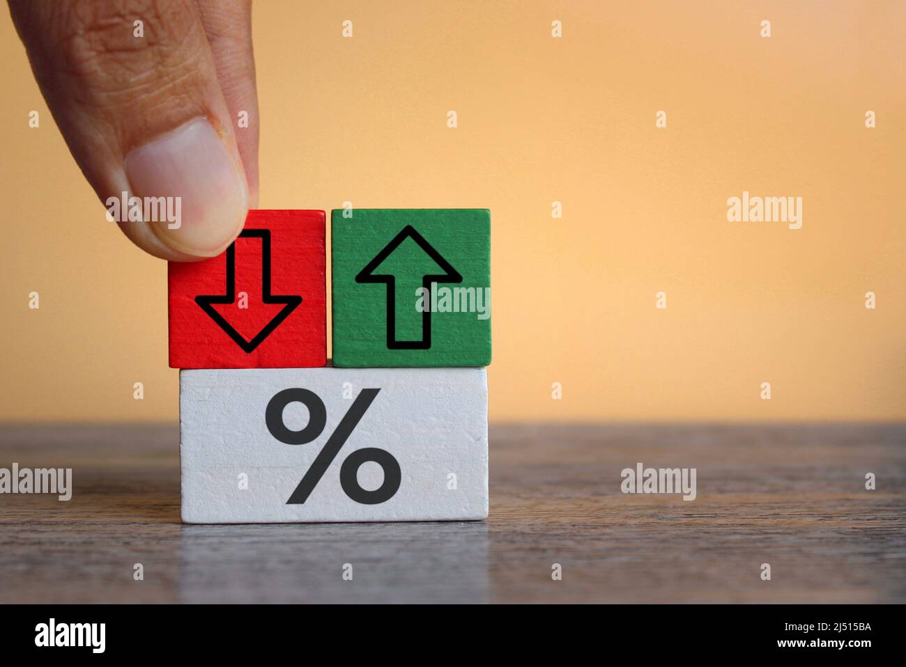 Cubes en bois avec pourcentage, flèches vers le haut et vers le bas. Taux d'intérêt, actions, classement. Affaires et finances. Banque D'Images