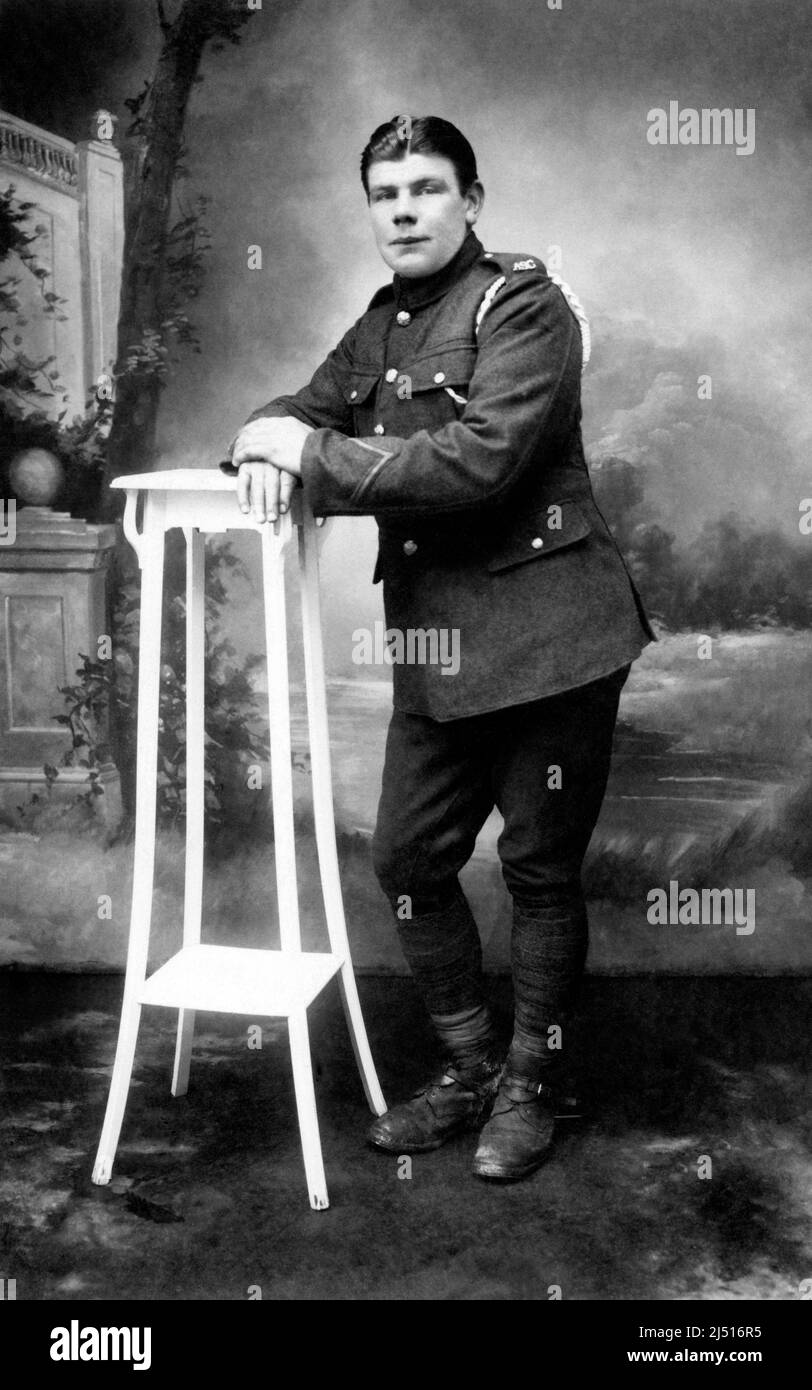 Portrait d’un soldat dans le corps de service de l’Armée, également connu sous le nom de cavalerie d’Ally Sloper. Un chevron de service à l'étranger sur sa manche. Banque D'Images