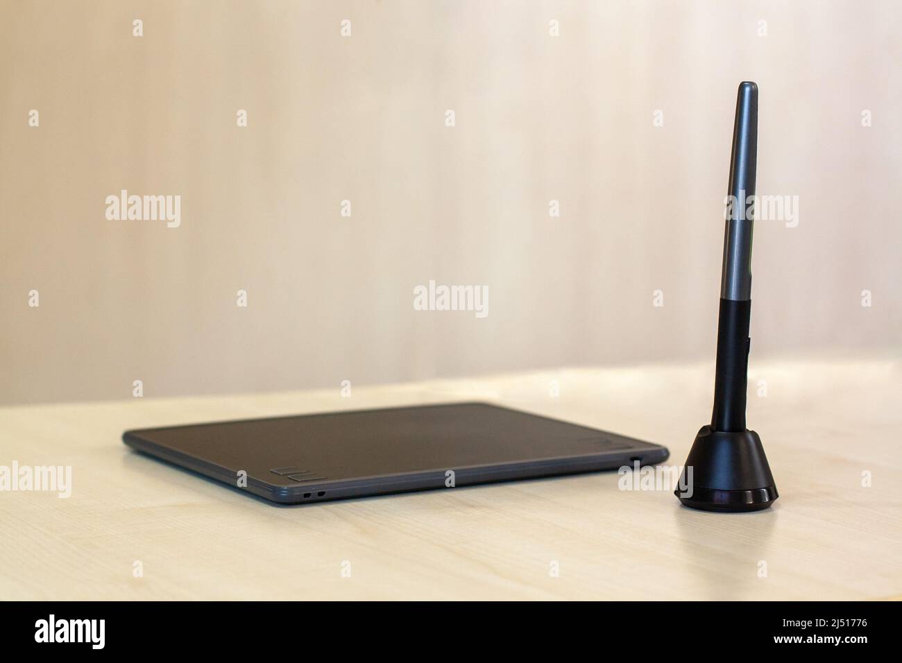 Tablette graphique et porte-stylet sur la table avec mise au point sélective sur le stylet. Photo horizontale. Banque D'Images