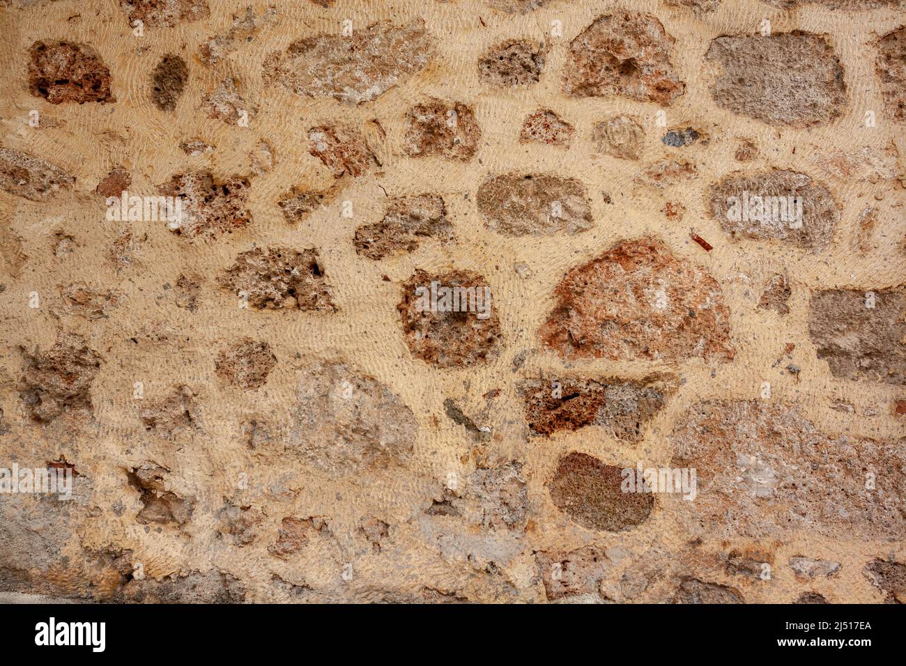 Mur de vieux blocs poreux de différentes tailles sur mortier de ciment. Banque D'Images
