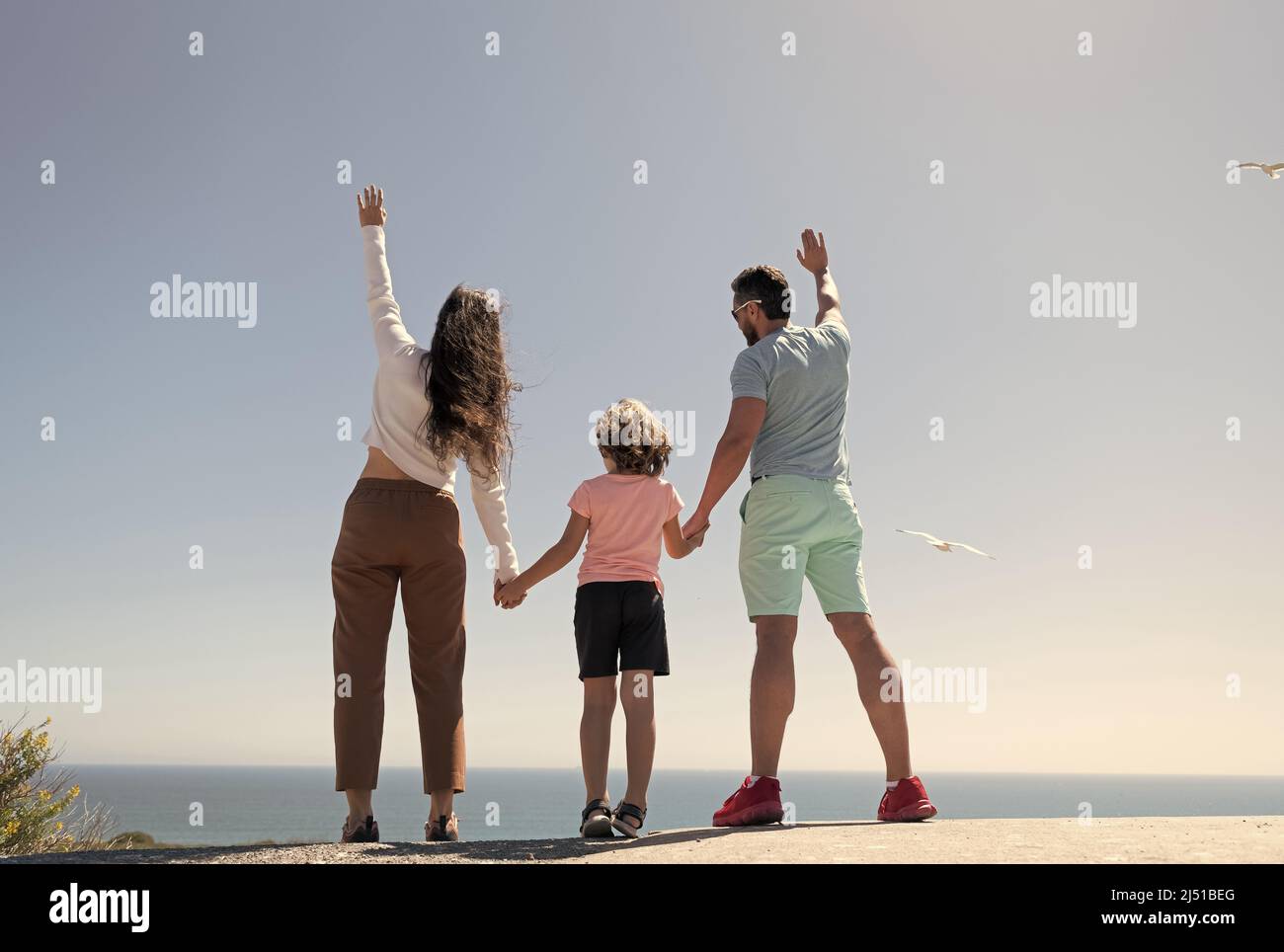 assurance vie. adoption et réalisation. vue arrière. père mère et enfant en été. Banque D'Images