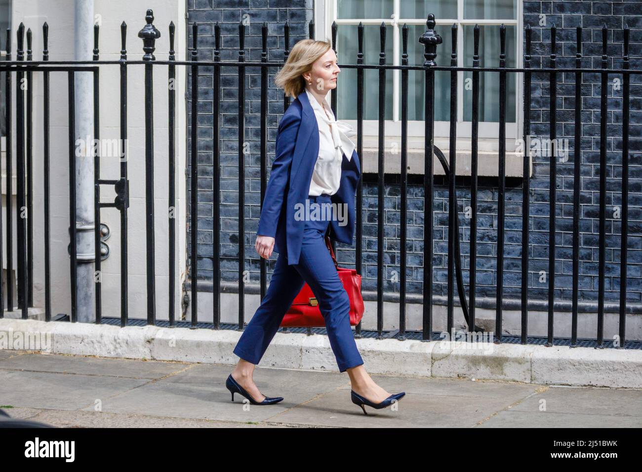 Downing St. London, Royaume-Uni. 19th avril 2022.le député de Liz Truss, secrétaire d'État aux Affaires étrangères, du Commonwealth et du développement; ministre des femmes et des équidés arrivant à Downing Street pour assister à la réunion du Cabinet au numéro 10. Chris Aubrey/Alamy Live News Banque D'Images