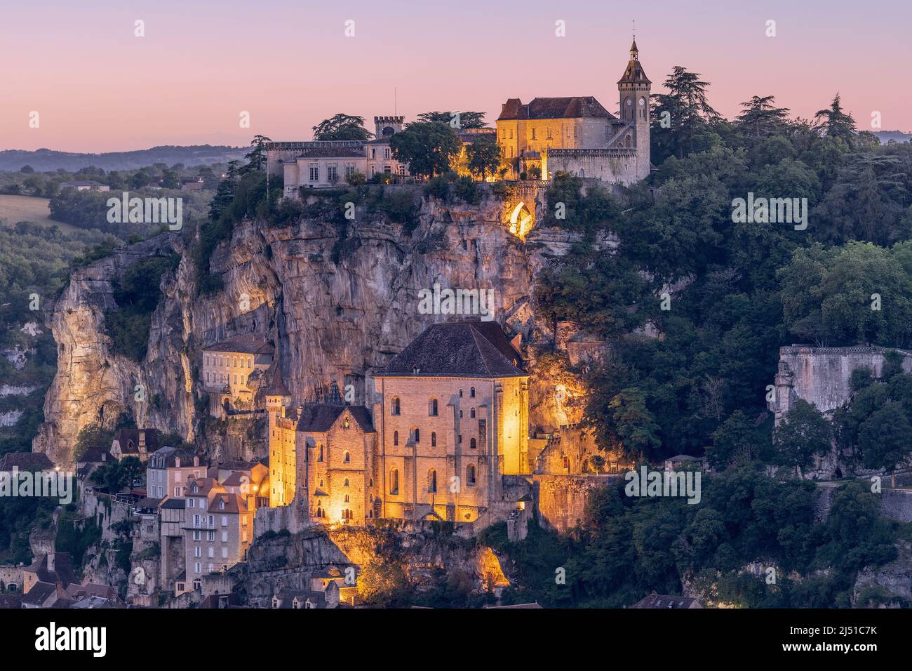 2nd et 3rd niveaux du village Saint de Rocamadour avec illumination au crépuscule d'été. Lot, Occitania, Sud-Ouest de la France Banque D'Images